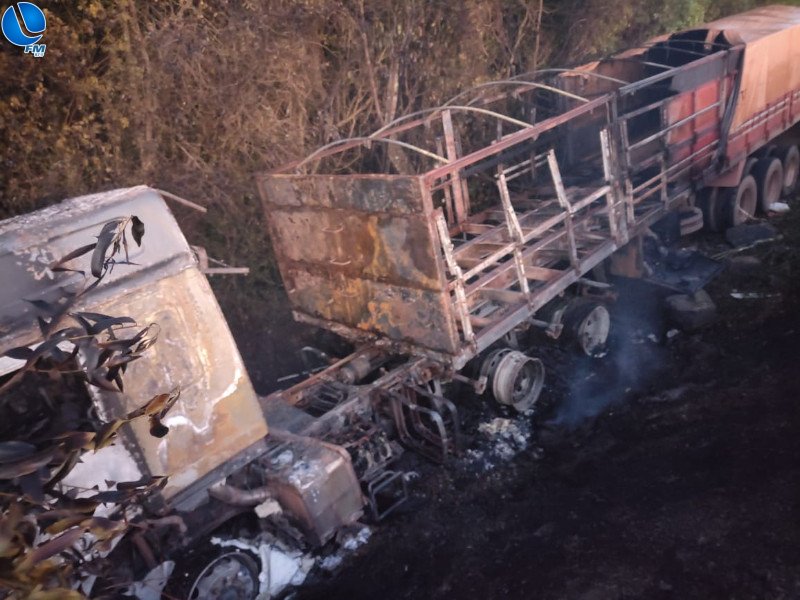 Carreta incendeia após saída de pista