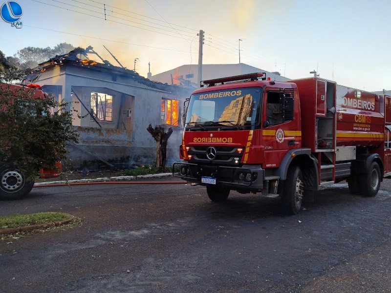Casa é destruída pelo fogo na Av. Libório Pimentel