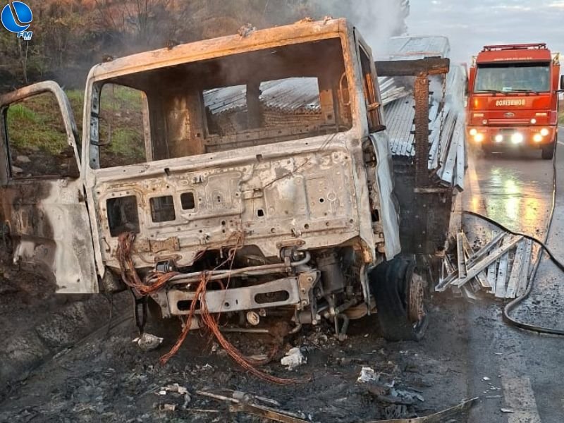 Caminhão pega fogo na BR-285, em Lagoa Vermelha