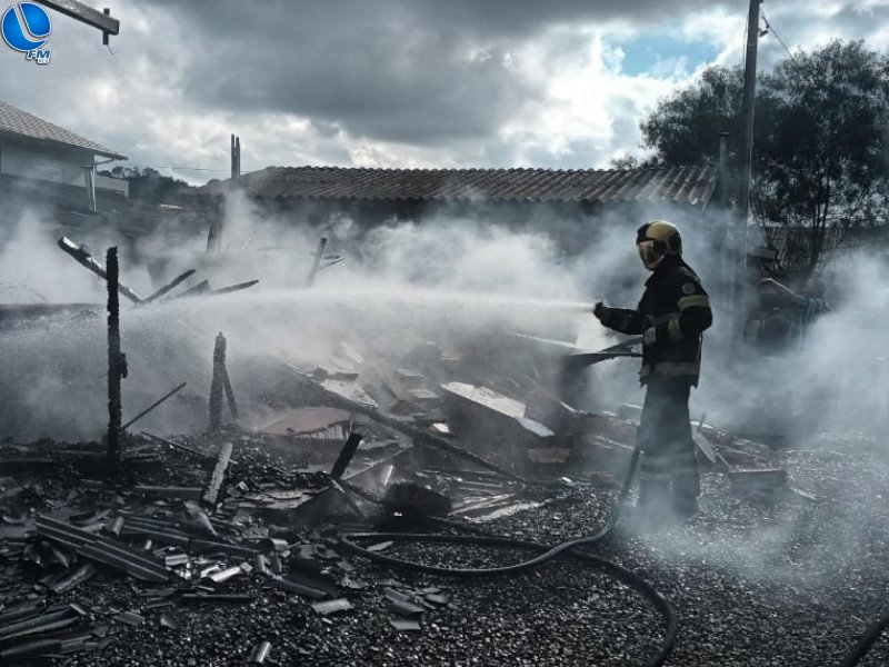 Incêndio destrói residência em David Canabarro