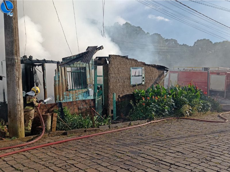 Duas idosas ficam feridas após incêndio atingir três casas, no bairro Medianeira