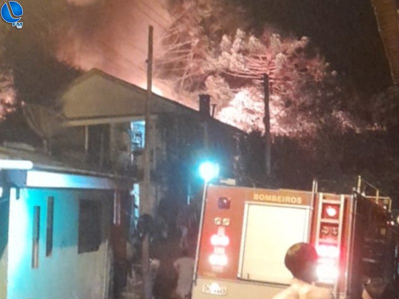 Incêndio destrói residência no bairro Nossa Senhora Consoladora