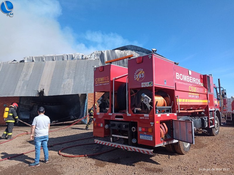 Bombeiros de Lagoa Vermelha seguem atuando em combate à incêndio em Machadinho