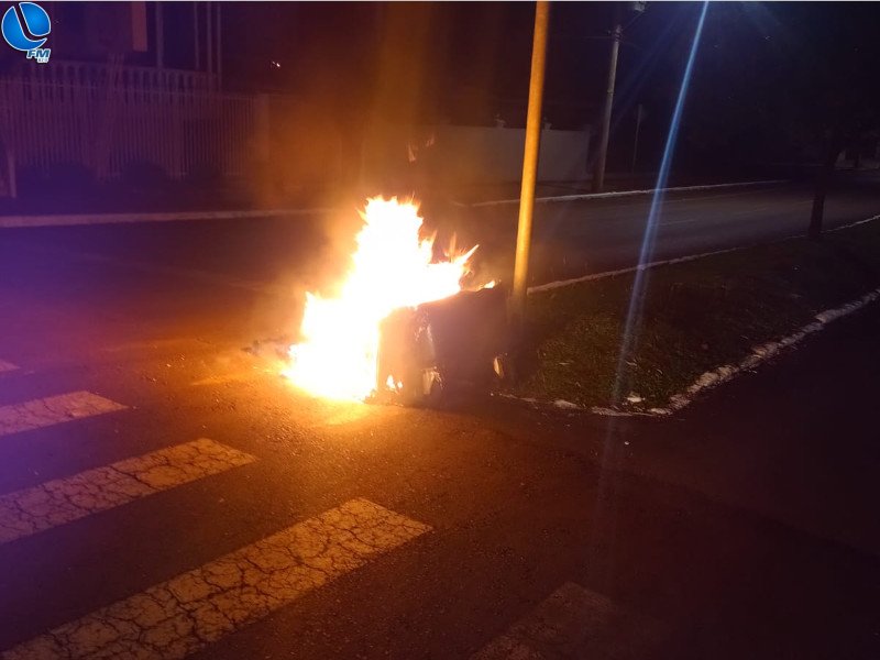 Lixeira é incendiada, na Avenida Benjamin Constant
