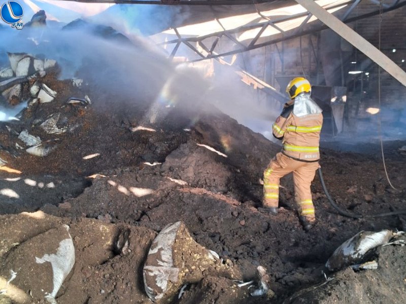 Bombeiros concluem trabalho de combate à incêndio em Machadinho