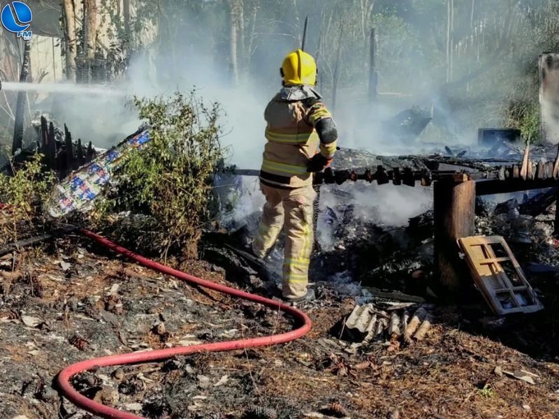 Incêndio destrói residência e mata cachorro de família em Passo Fundo