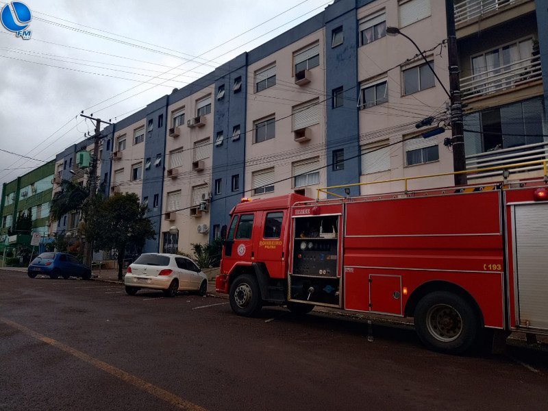 Bombeiros são chamados para atender princípio de incêndio em prédio