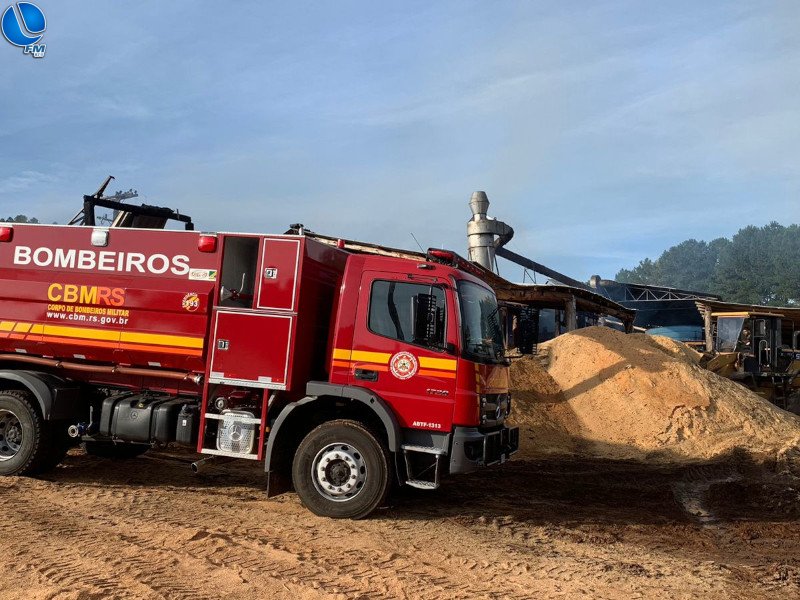 Bombeiros de Lagoa Vermelha combatem incêndio em madeireira de Sananduva
