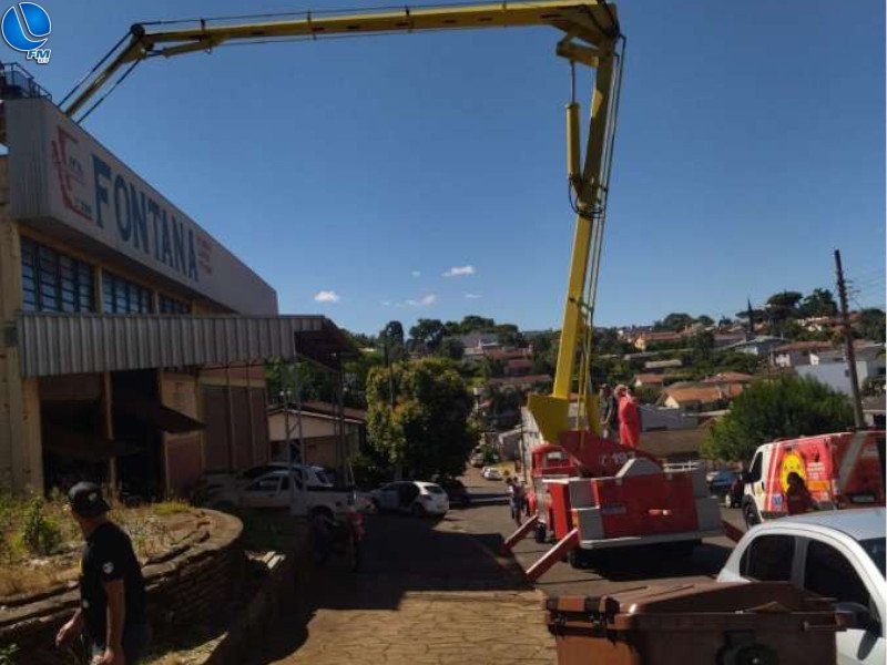 Bombeiros de Tapejara realizam resgate de trabalhador que caiu de telhado