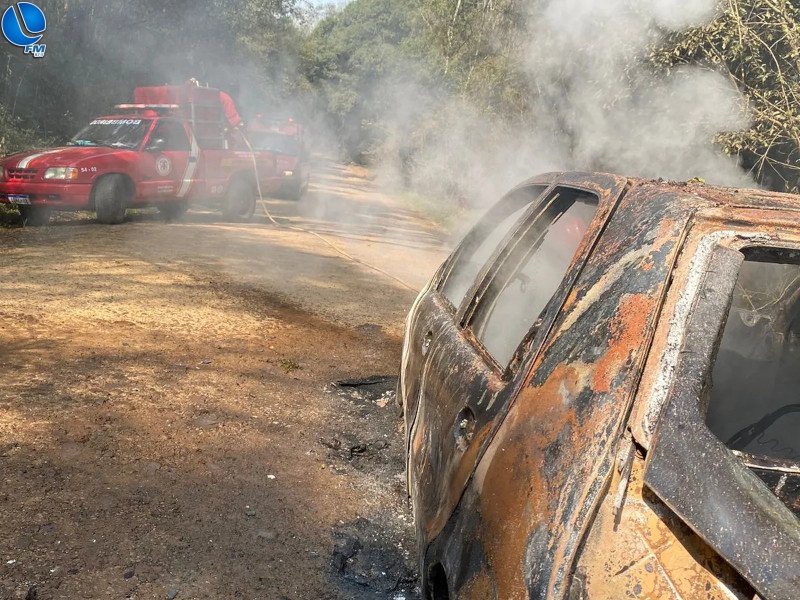 Veículo é destruído pelo fogo em Cacique Doble