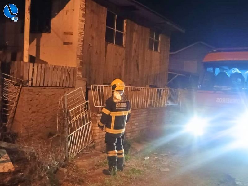 Bombeiros controlam princípio de incêndio em residência no bairro Gaúcha