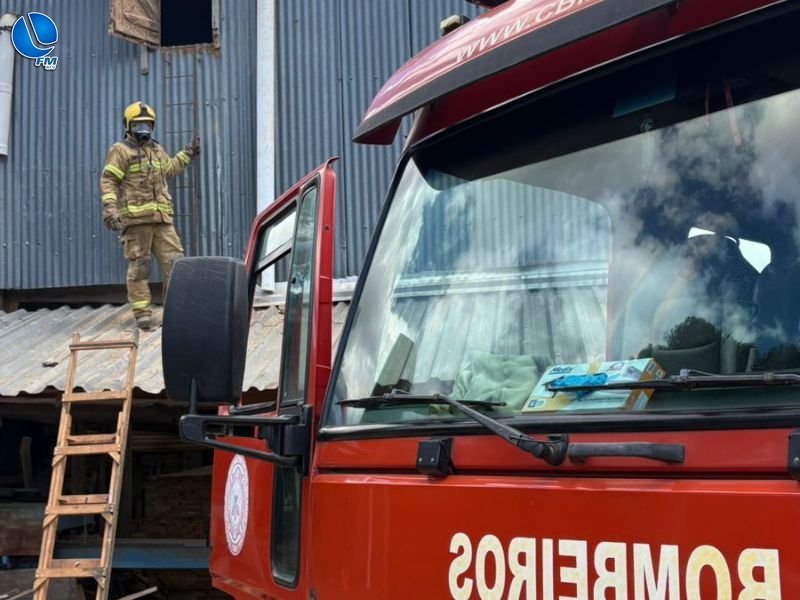 Bombeiros de Lagoa Vermelha combatem princípio de incêndio em madeireira