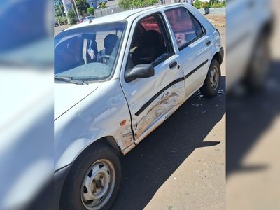 Colisão entre dois veículos deixa duas pessoas feridas no centro de Lagoa Vermelha