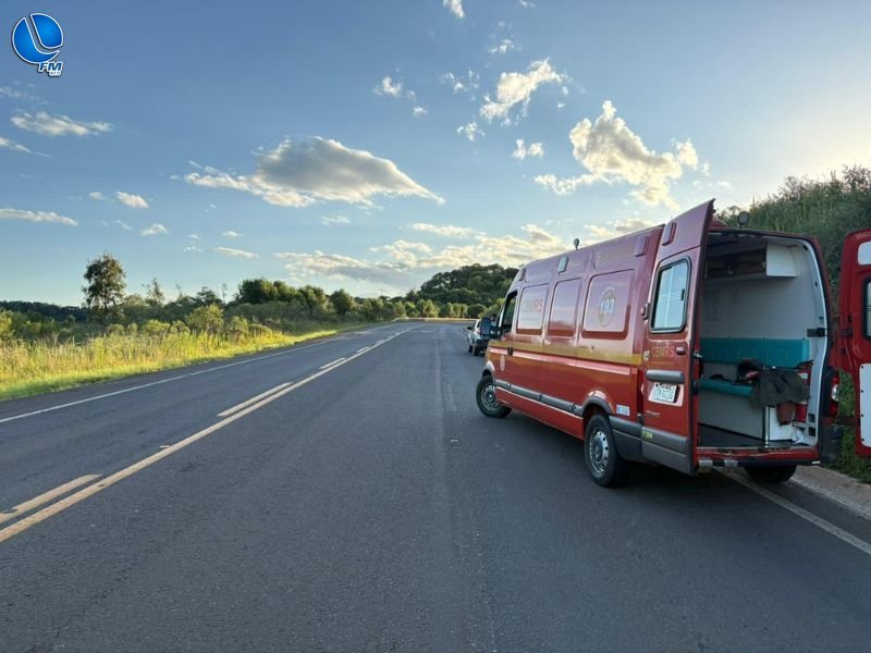 Colisão entre carro e moto deixa motociclista ferido na BR-470 em Lagoa Vermelha