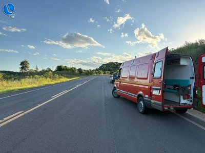 Colisão entre carro e moto deixa motociclista ferido na BR-470 em Lagoa Vermelha