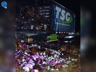 Incêndio atinge carreta carregada com produtos de limpeza na BR-285 em Caseiros