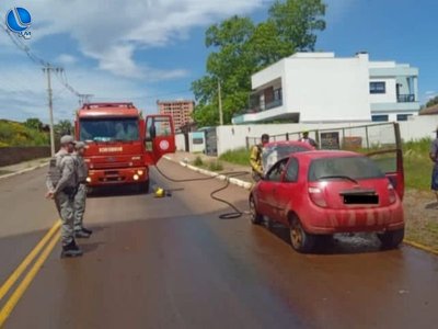 Incêndio destrói veículo no centro de Lagoa Vermelha