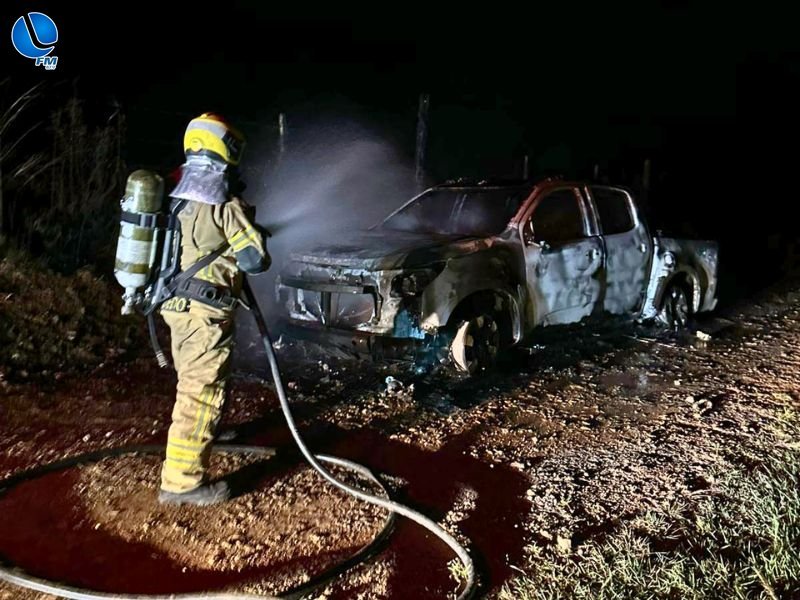 Incêndio destrói caminhonete no interior de Caseiros