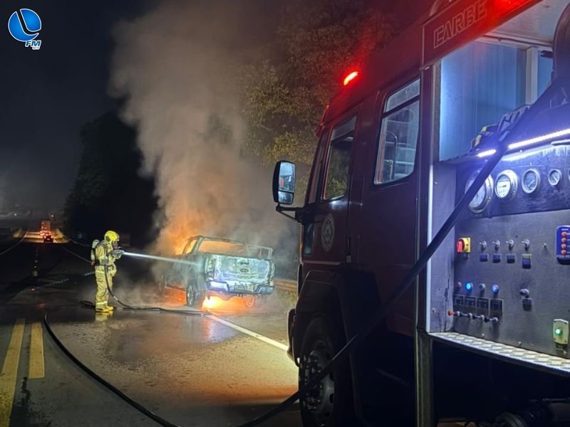Incêndio destrói caminhonete argentina na BR-285 em Lagoa Vermelha