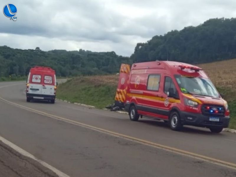 Colisão entre caminhão e moto deixa jovem gravemente ferido na BR-285 em Lagoa Vermelha