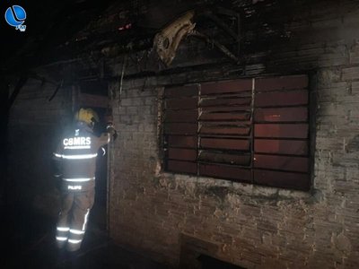 Corpo de Bombeiros combate incêndio em residência de dois andares em Passo Fundo