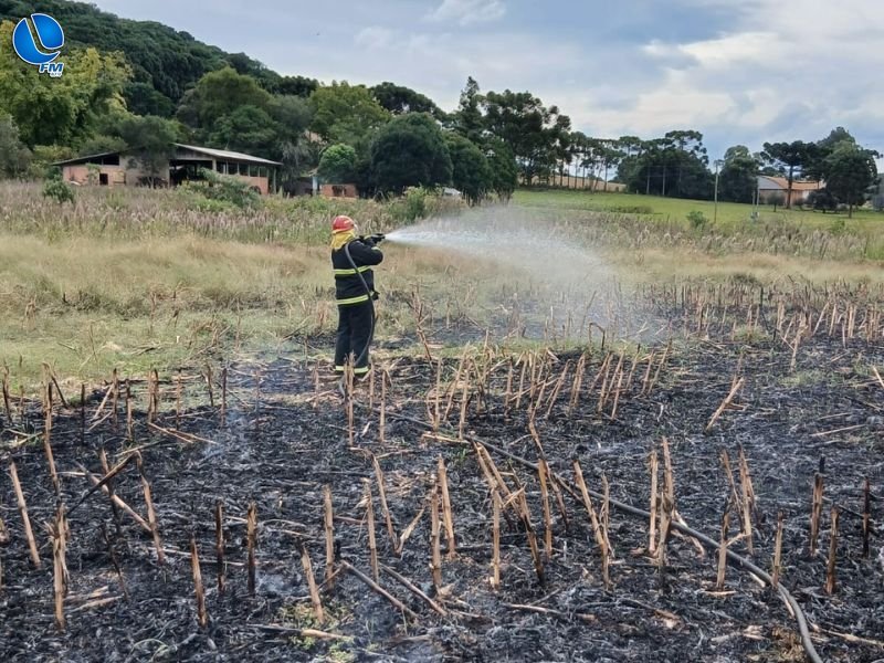 Bombeiros Voluntários de São José do Ouro combatem incêndio em lavoura de milho