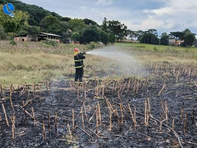 Bombeiros Voluntários de São José do Ouro combatem incêndio em lavoura de milho