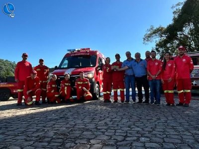 Bombeiros Voluntários de Cacique Doble apresentam nova ambulância de resgate