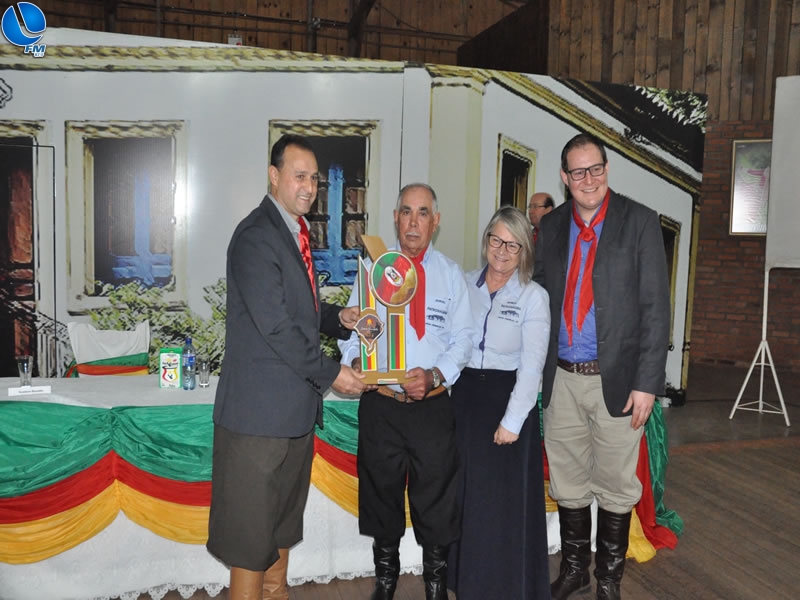 Patroa do CTG Alexandre Pato e ex-patrões exaltam 65 anos da entidade