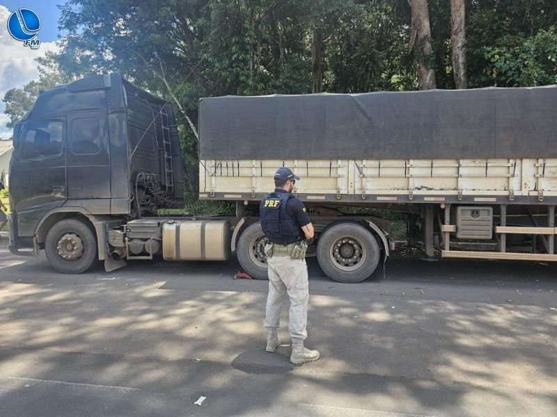 PRF retém bitrem com freios inoperantes e excesso de peso em Erechim
