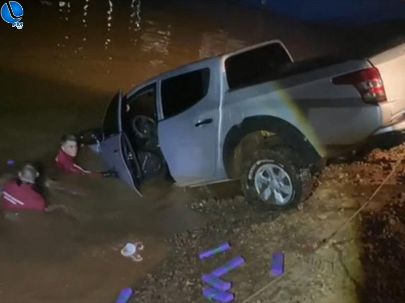 Homem joga caminhonete, com maconha, no Rio Uruguai