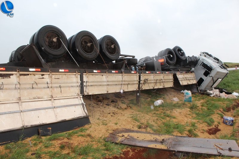 Carreta tomba na ERS-463 entre Tapejara e Coxilha