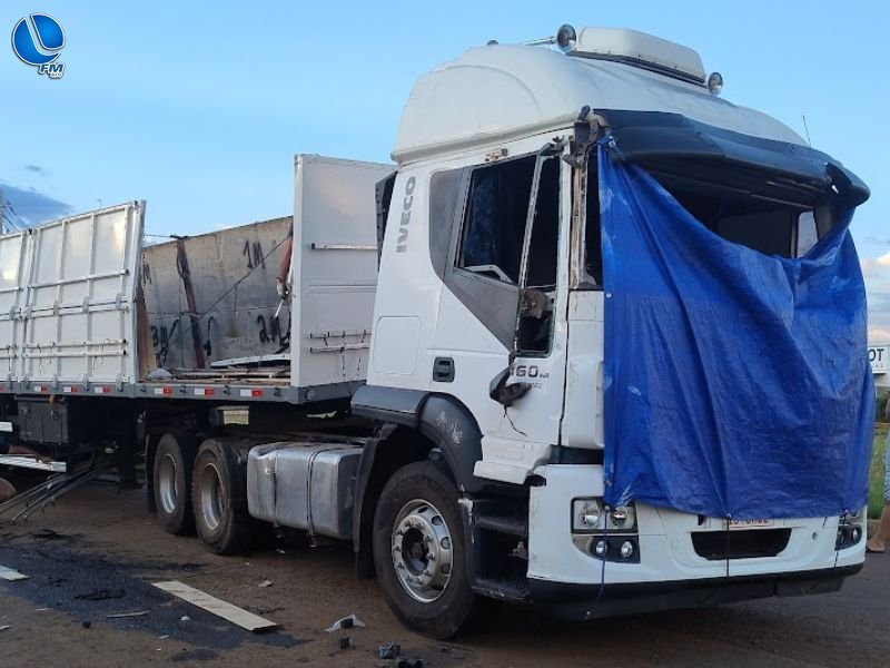 Carreta é removida após horas de trabalho na BR-285, em Lagoa Vermelha