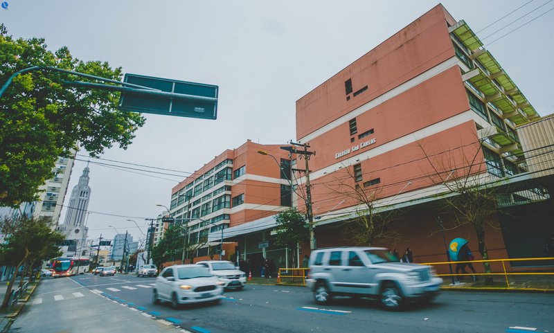 Aluno do 1º ano do Ensino Médio do colégio São Carlos entra armado em escola particular de Caxias do Sul e dispara arma dentro da sala de aula
