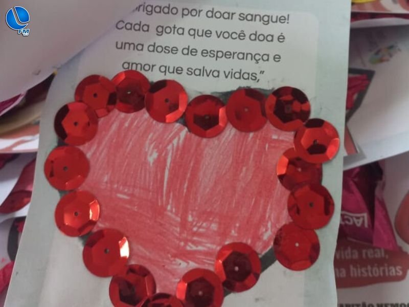 Coleta de sangue reúne voluntários e recebe homenagem de alunos da Ederson Leite