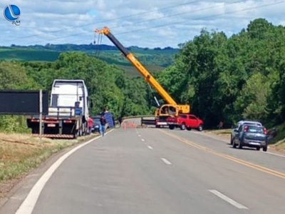 Retirada de contêiner bloqueia totalmente o trânsito na BR-285 em Lagoa Vermelha