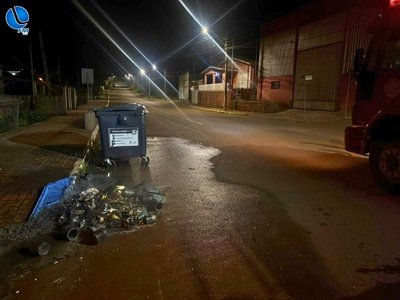 Incêndio destrói contêiner de lixo na Avenida Presidente Vargas em Lagoa Vermelha