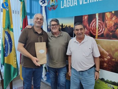 Cultura: Prefeito recebe visita do cantor Oswaldir em Lagoa Vermelha