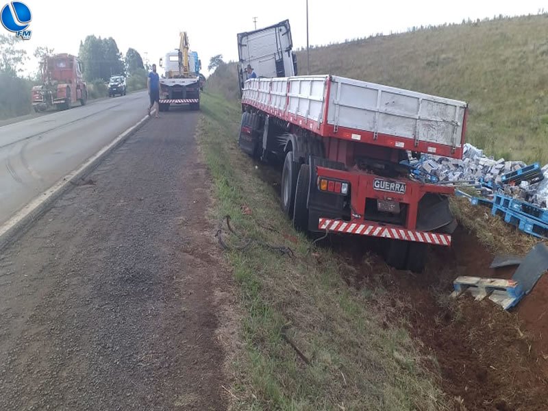 Guinchos Dalazen fazem a remoção de carreta na BR 470