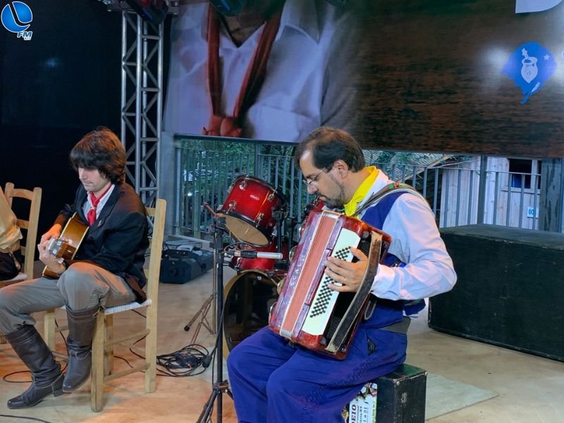 Apresentações artísticas: declamação e intérprete vocal