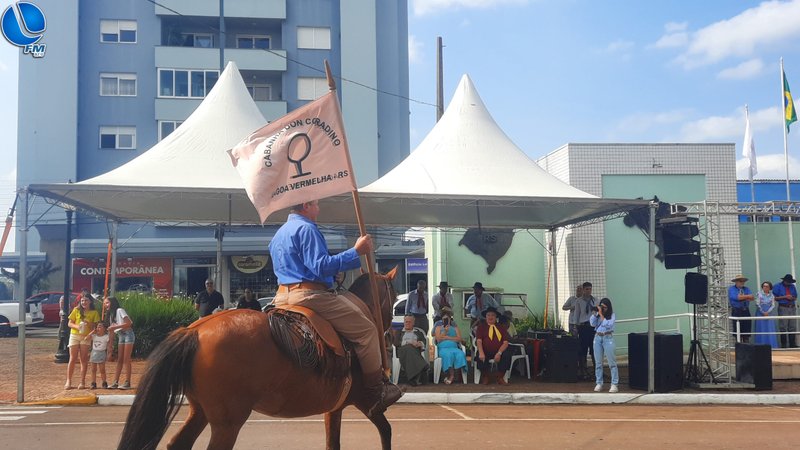 Desfile solidário de 20 de setembro