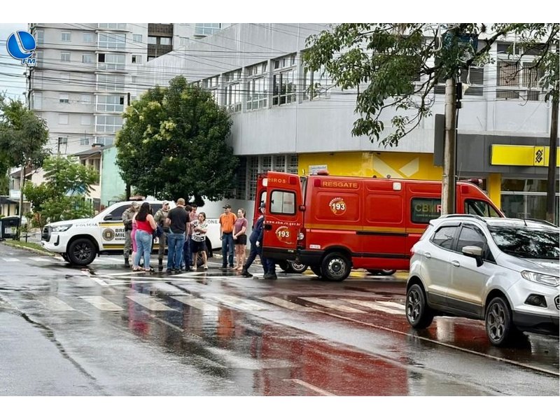 Mulher é atropelada na esquina do Banco do Brasil