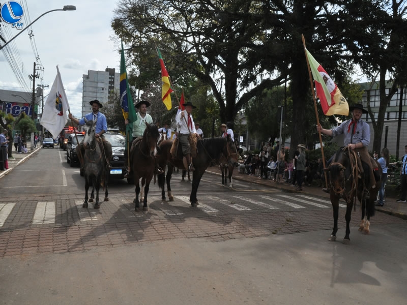 Desfile alusivo ao dia 20 de setembro , dia do Gaúcho