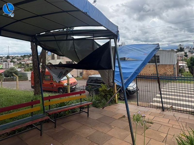 Vento danifica Escola Silveira Neto e mobiliza bombeiros