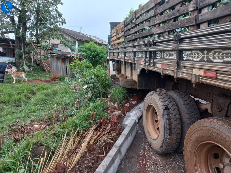 Caminhão sem condutor bate em carros estacionados e em cerca de residência