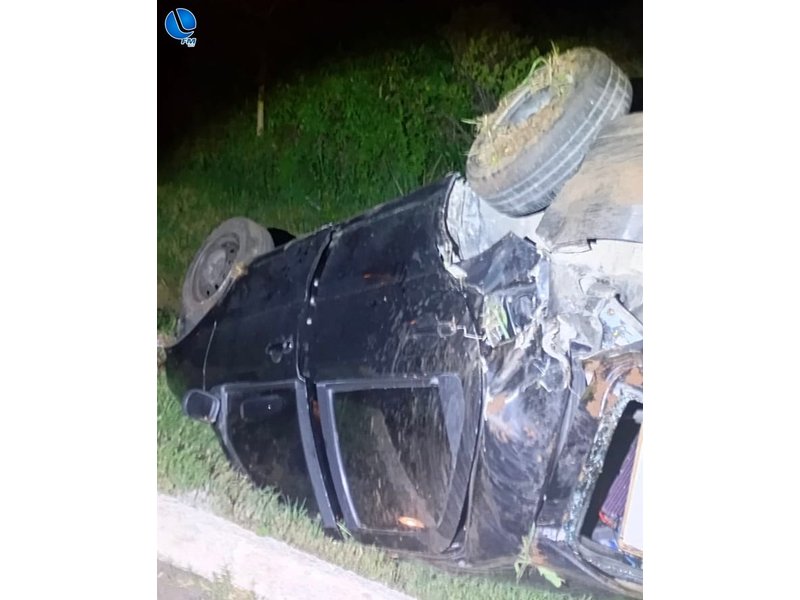 Saída de pista com capotamento é registrada na BR-470
