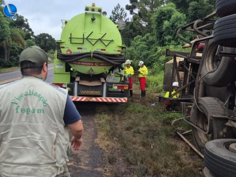 Fepam atua para conter vazamento de biodiesel após tombamento de carreta em Lagoa Vermelha