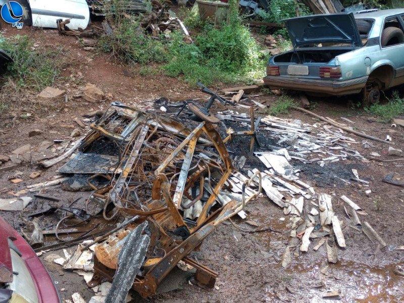 Polícia ambiental recebe denúncia de ferro velho irregular, em Lagoa Vermelha
