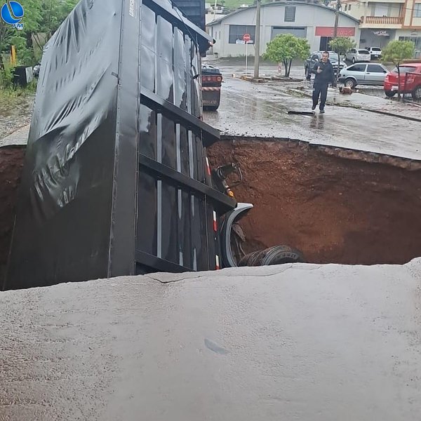 Caminhão cai em ponte devido às fortes chuvas
