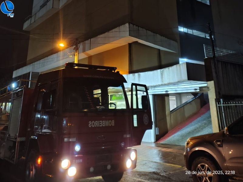 Incêndio atinge veículo em garagem de prédio em Lagoa Vermelha